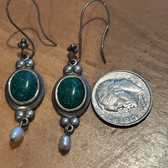 Silver (925) green stone and pearl dangle drop earrings. - Picture 4 of 4